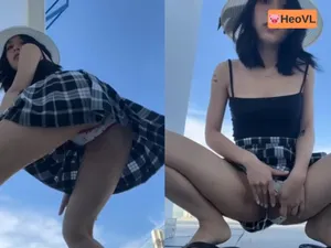Gấu dâm đi du lịch nhưng cũng không quên quay clip show cây hàng cho fans xem