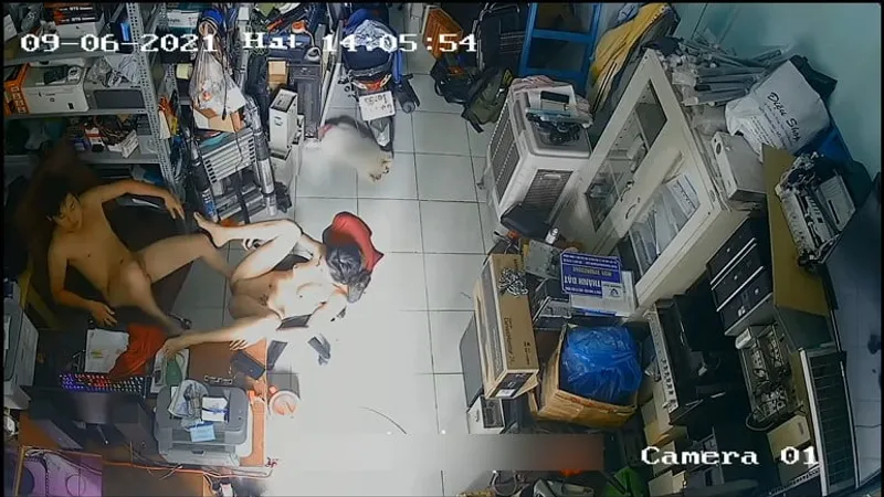 Người vợ chồng địt nhau trong của chim máy tính
